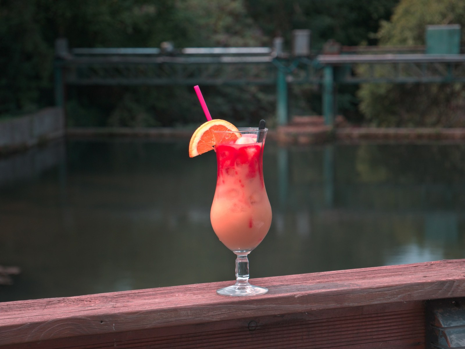 Un verre face à la rivière