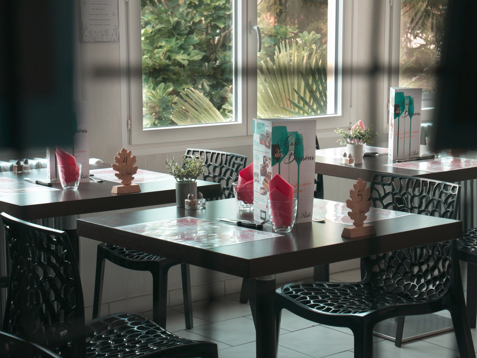La salle du restaurant Le Risle et ses grandes fenêtres