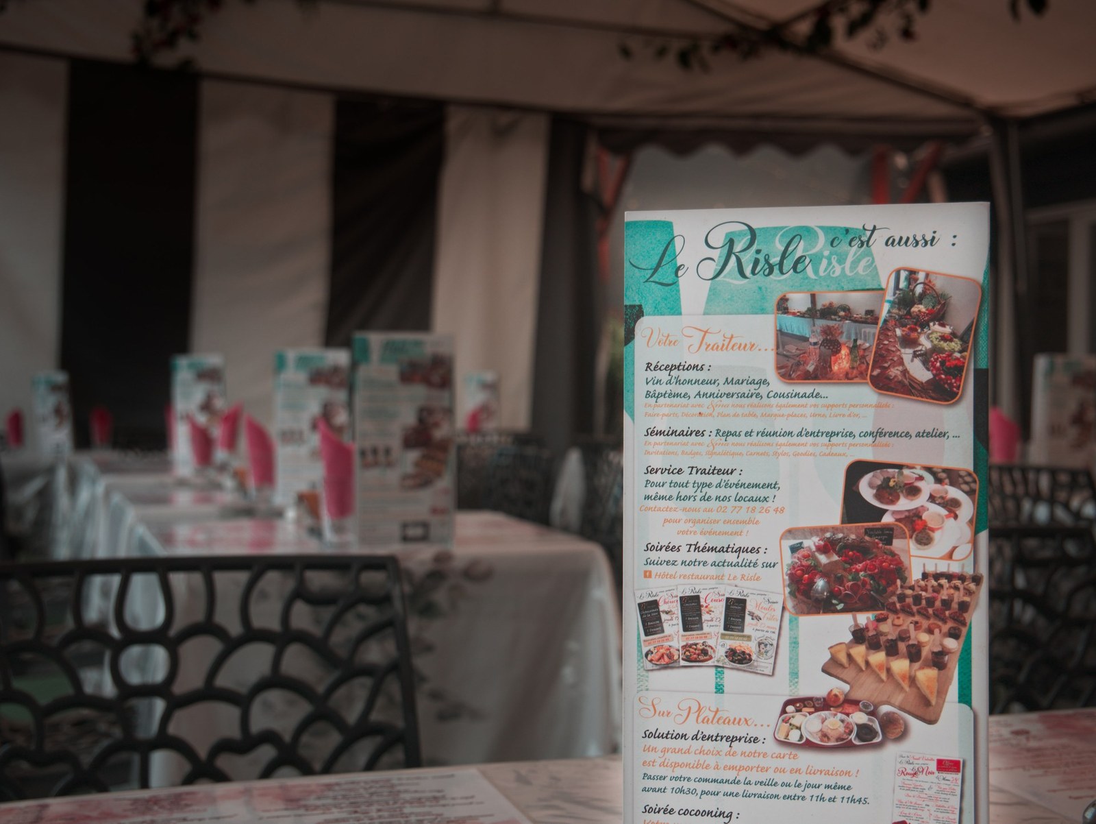 La terrasse sous chapiteau