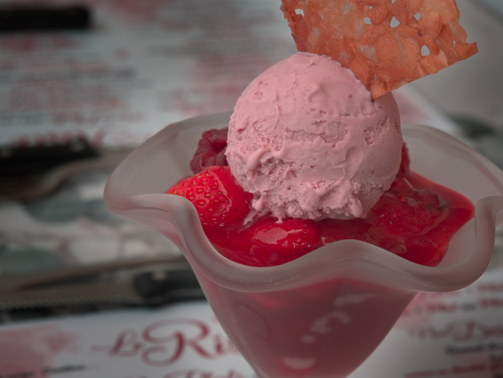 Coupe glacée aux fruits rouges